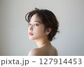 ショートヘアの日本人女性が振り返る横顔ポートレート 127914453