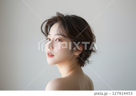 ショートヘアの日本人女性が振り返る横顔ポートレート 127914453
