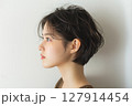 ショートヘアの日本人女性の横顔ポートレート 127914454