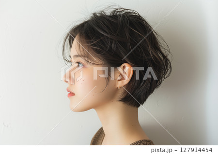 ショートヘアの日本人女性の横顔ポートレート 127914454