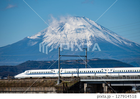 富士山を背景に走り抜ける東海道山陽新幹線 富士山を背景に走り抜ける東海道山陽新幹線 127914518