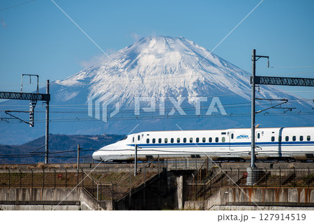 富士山を背景に走り抜ける東海道山陽新幹線 富士山を背景に走り抜ける東海道山陽新幹線 127914519
