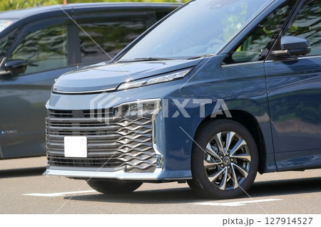 ミディアムクラスのミニバン 127914527