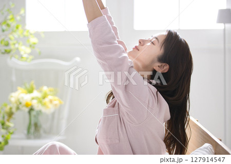 パジャマでくつろぐ若い女性 127914547