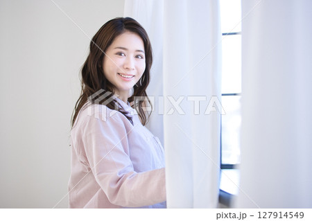 パジャマでくつろぐ若い女性 パジャマでくつろぐ若い女性 127914549