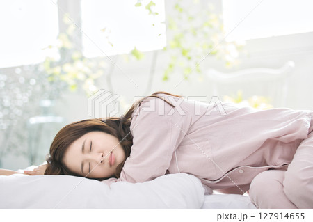 パジャマでくつろぐ若い女性 127914655