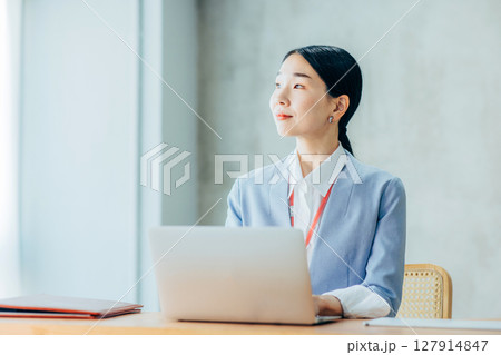 パソコンに向かうビジネスウーマン 127914847