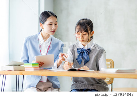 勉強する中学生と教える先生 127914848