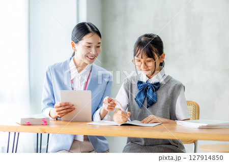 勉強する中学生と教える先生 勉強する中学生と教える先生 127914850