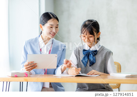 勉強する中学生と教える先生 127914851