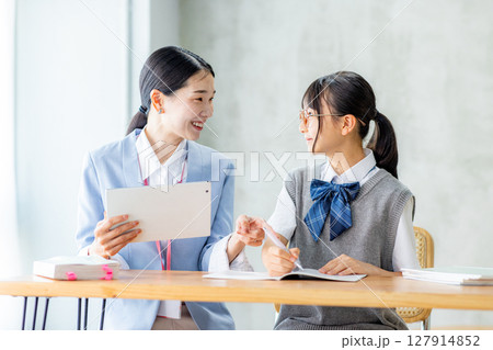 勉強する中学生と教える先生 127914852