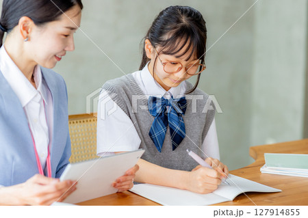勉強する中学生と教える先生 勉強する中学生と教える先生 127914855