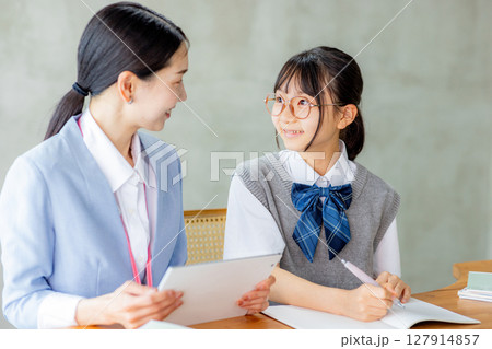 勉強する中学生と教える先生 勉強する中学生と教える先生 127914857