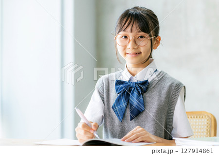 勉強する女子中学生 勉強する女子中学生 127914861