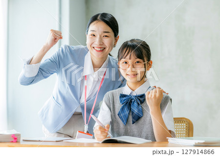 勉強をする女子中学生と教師 127914866