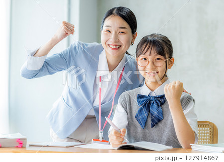 勉強をする女子中学生と教師 127914867