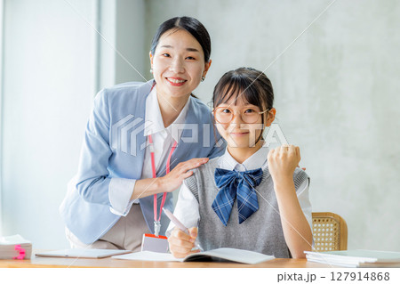 勉強をする女子中学生と教師 勉強をする女子中学生と教師 127914868