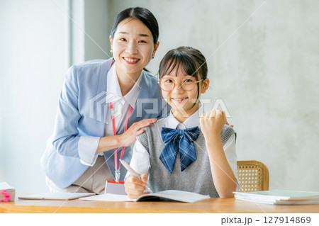 勉強をする女子中学生と教師 勉強をする女子中学生と教師 127914869