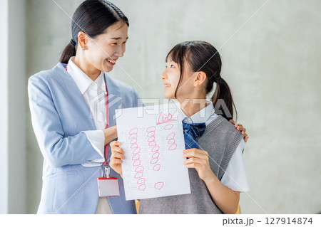 テストで高得点を取った生徒と教師 テストで高得点を取った生徒と教師 127914874