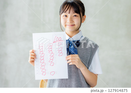 テストで満点の答案を見せる中学生 テストで満点の答案を見せる中学生 127914875