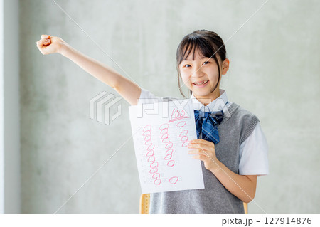 テストで満点の答案を見せる中学生 127914876