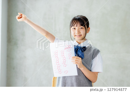 テストで満点の答案を見せる中学生 127914877