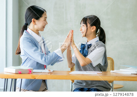 教室で喜ぶ女子中学生 教室で喜ぶ女子中学生 127914878