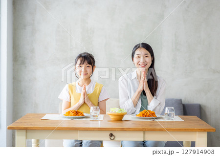 ダイニングで食事をする親子 ダイニングで食事をする親子 127914908