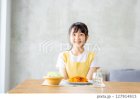 中学生の女の子が1人でランチをする 127914915