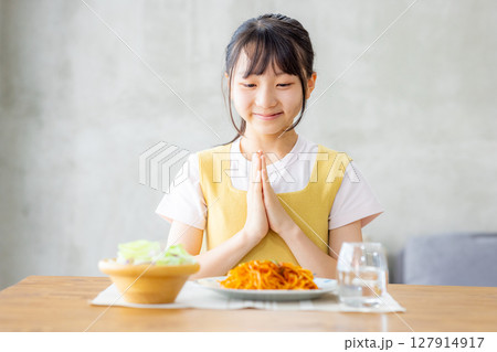 中学生の女の子が1人でランチをする 127914917