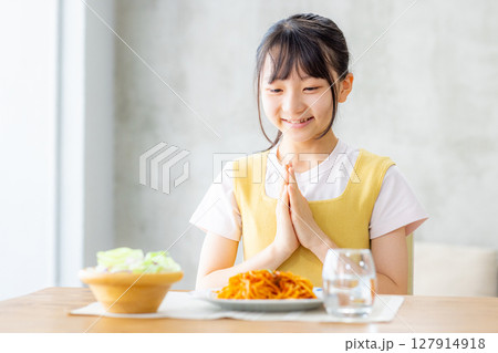 中学生の女の子が1人でランチをする 127914918