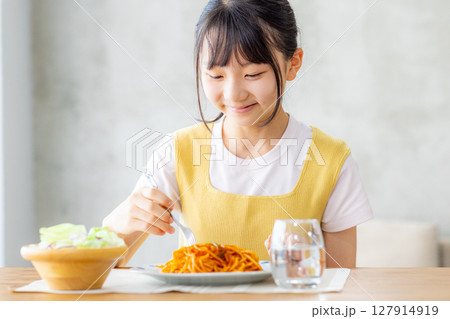 中学生の女の子が1人でランチをする 127914919