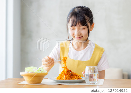 中学生の女の子が1人でランチをする 127914922