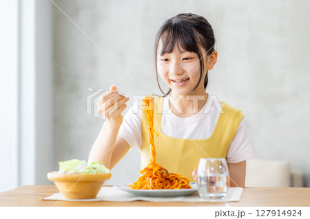 中学生の女の子が1人でランチをする 127914924