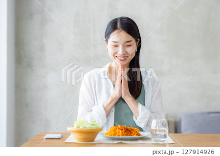 食事をする女性 127914926