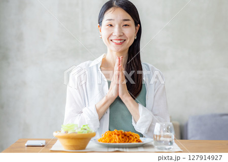 食事をする女性 127914927