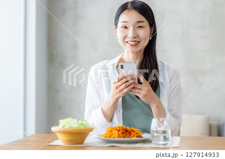 スマホで写真を撮る女性 127914933