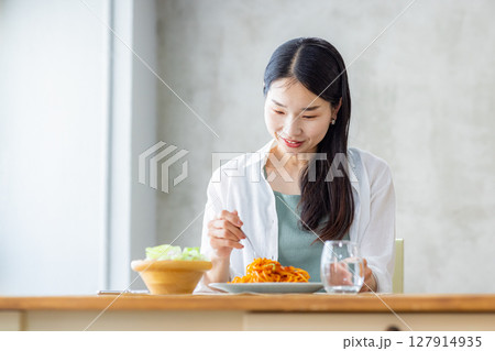 ランチを食べる女性 127914935