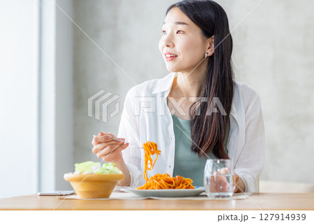 ランチを食べる女性 ランチを食べる女性 127914939