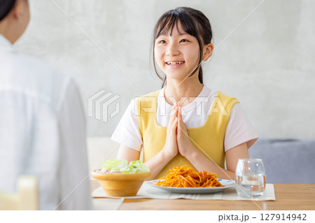 ダイニングで食事をする親子 127914942