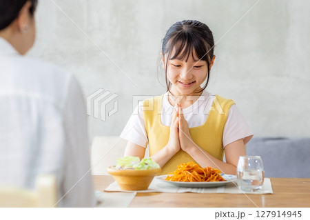 ダイニングで食事をする親子 127914945