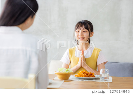 ダイニングで食事をする親子 127914946