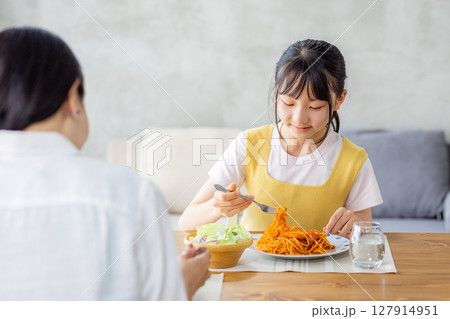 ダイニングで食事をする親子 ダイニングで食事をする親子 127914951