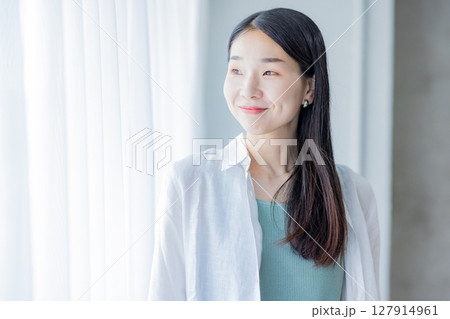 スキンケアをするミドル女性 127914961