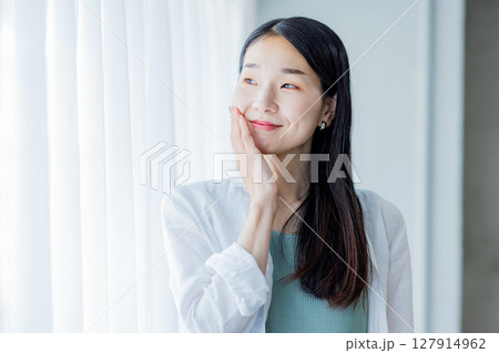 スキンケアをするミドル女性 127914962