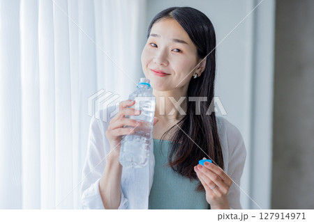 水を飲む若い女性 水を飲む若い女性 127914971