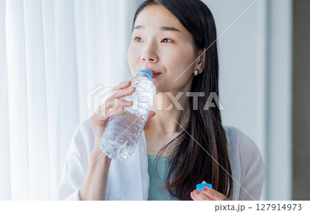 水を飲む若い女性 127914973