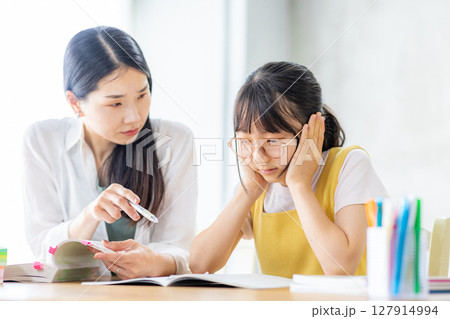 教育熱心のママと困る子供 127914994