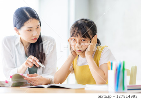 教育熱心のママと困る子供 127914995