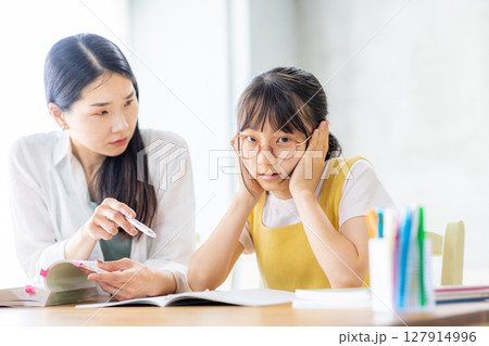 教育熱心のママと困る子供 教育熱心のママと困る子供 127914996